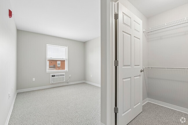 2BR, 2BA - 1,025SF - Primary Closet