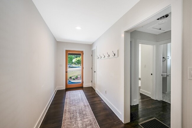 Photo - 532 N College St