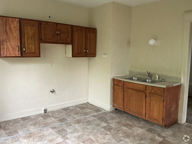 Building Photo - 3254 N 33rd St Unit lower Rental