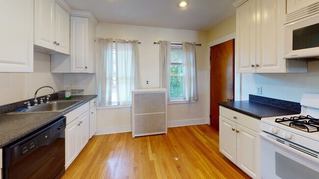 Building Photo - 47 Fairbanks St Unit 2