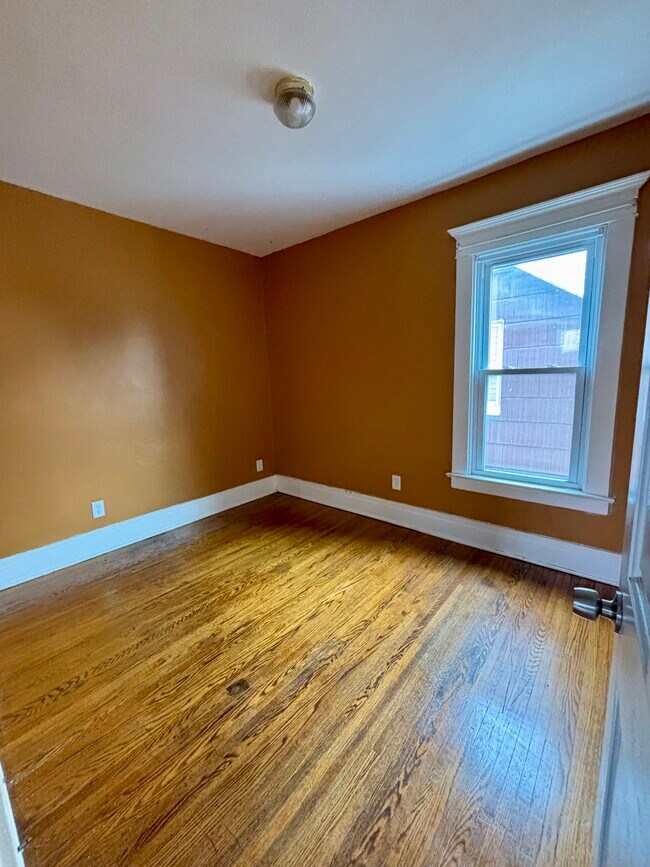 Photo - 89 Ullman St Unit Upper