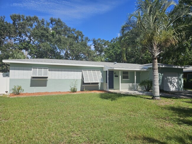 Building Photo - 1560 Robinson Dr N Rental