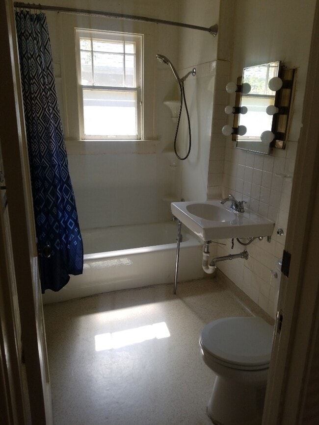 Photo - 410 W 28th St