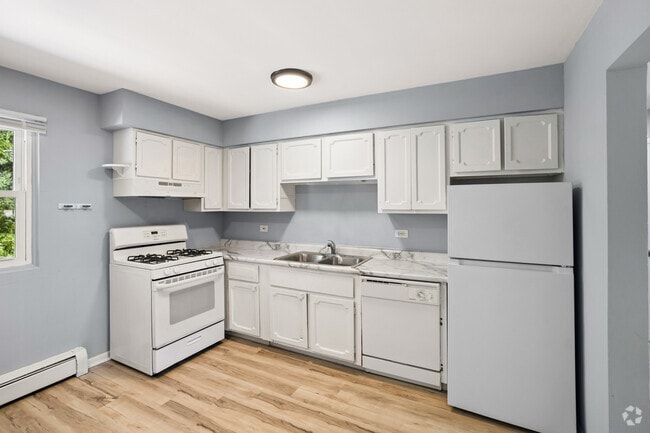 2BR, 1BA - 900SF - Kitchen - 1024 E Division St