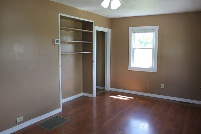 Photo - Singe Family Home for Rent in Broadway