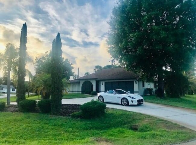 Circular driveway - 6192 Roberta Dr House