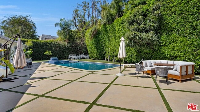 Building Photo - 9887 Carmelita Ave