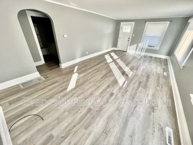 Photo - 907 E Broadway St
