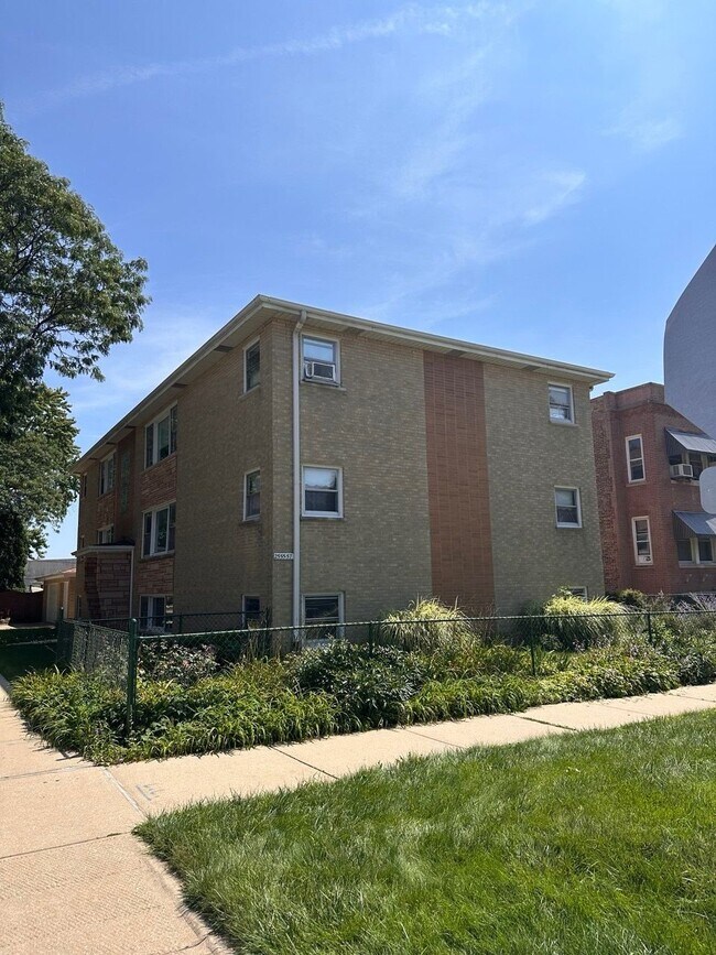 Photo - 2555 N Nordica Ave Unidad 2
