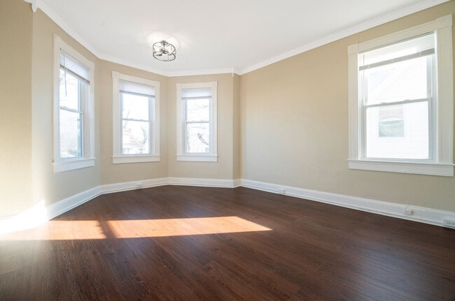 Living room - 5327 Wesley Ave Unit 2nd Floor