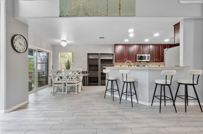 Photo - 6850 Thistle Hill Way