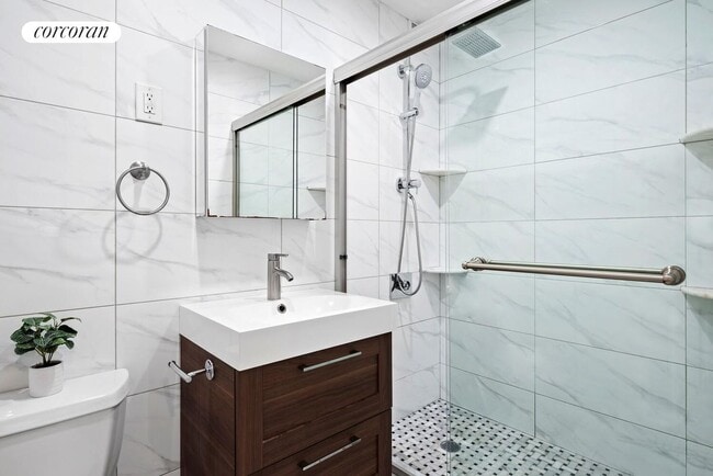 Photo - 453 W 43rd St