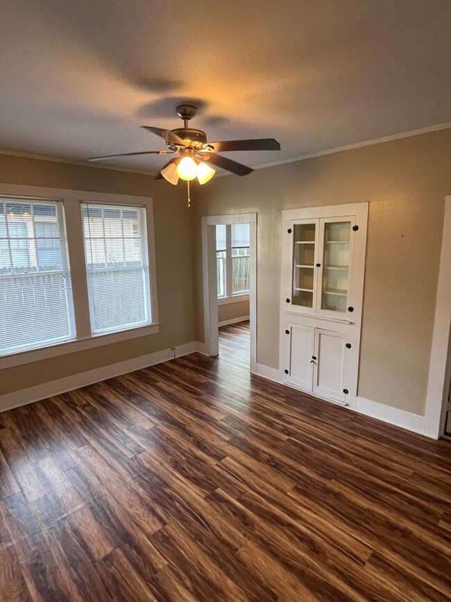 Photo - 108-110 S Love St