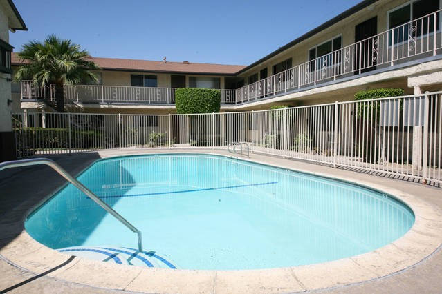 agradable y segura piscina área común - 2890 E Artesia Blvd Unidad 42