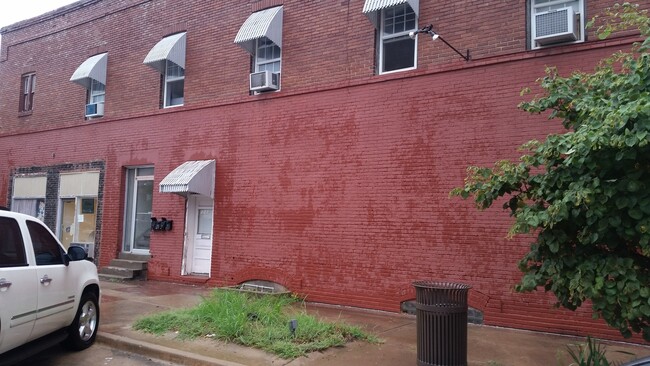 Building Photo - 303 1/2 S Osage Unit Apt 3-1