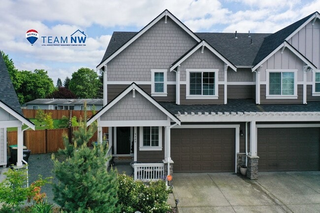 Spacious & Stylish 4-Bedroom A/C Townhome! - Spacious & Stylish 4-Bedroom A/C Townhome!
