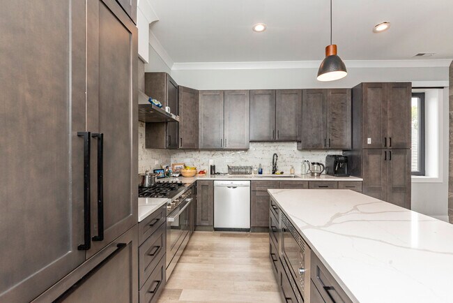 Building Photo - 1638 N Sedgwick St Unit 2 Rental