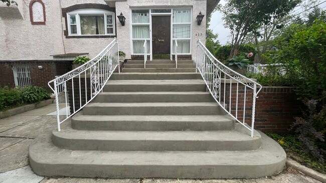 Private Entrance - 425 S 46th St