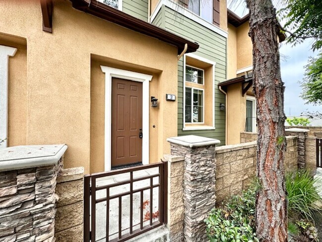 Building Photo - Three Story Condo for Rent Near Old Town T...