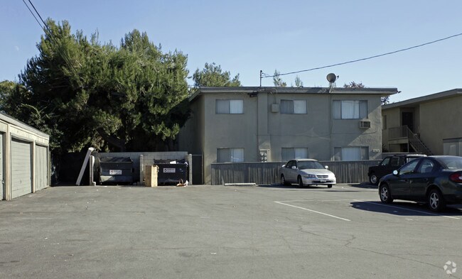 Pinewood Apartments - Pinebrook Apartments