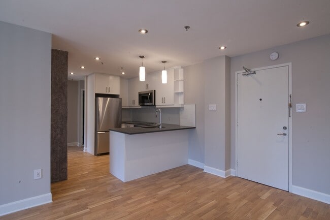 Building Photo - 3455 Rue Aylmer Unit PH04