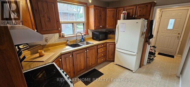 Photo - 130 Prince Charles Dr