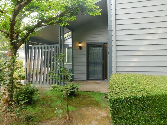 Spacious Three Bedroom, Two Bathroom Townh... - Spacious Three Bedroom, Two Bathroom Townh... House