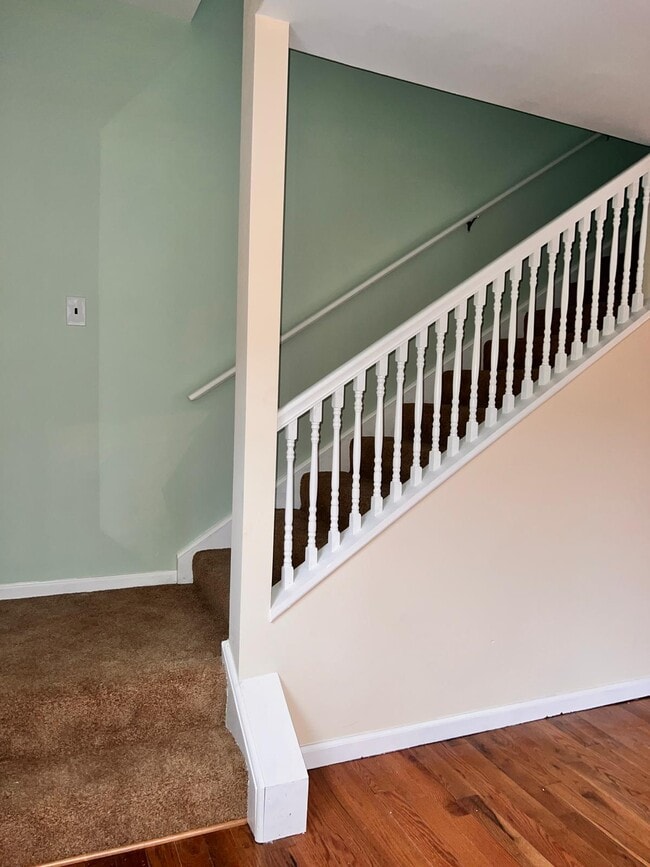 Escaleras que dan acceso a los dormitorios del segundo piso. - 32 E Grand Ave