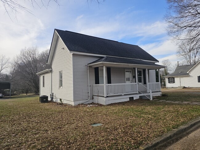 Building Photo - 706 Maple St