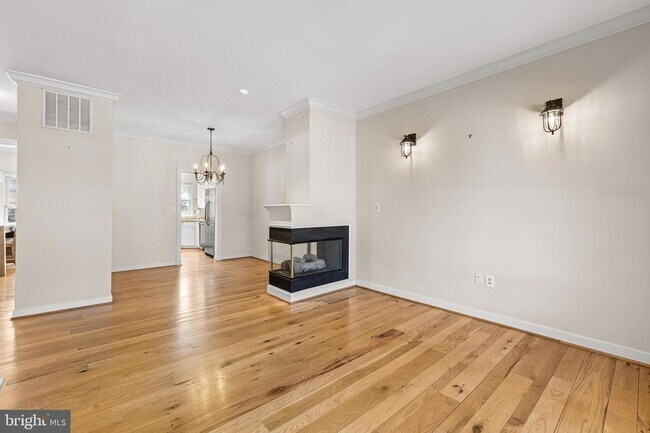 Photo - 211 W Hill St