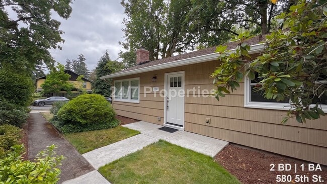 Building Photo - Remodeled 2 BD | 1BA Duplex - First Edition Lake Oswego