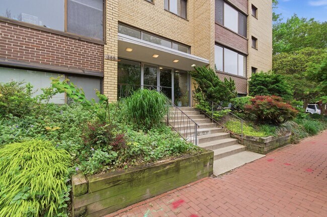 Photo - 305 C St NE