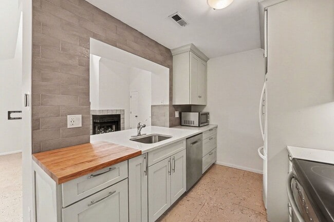 Photo - Bright Top-Floor 2 Bed, 2 Bath Condo with Loft & Vaulted Ceilings Unit B6