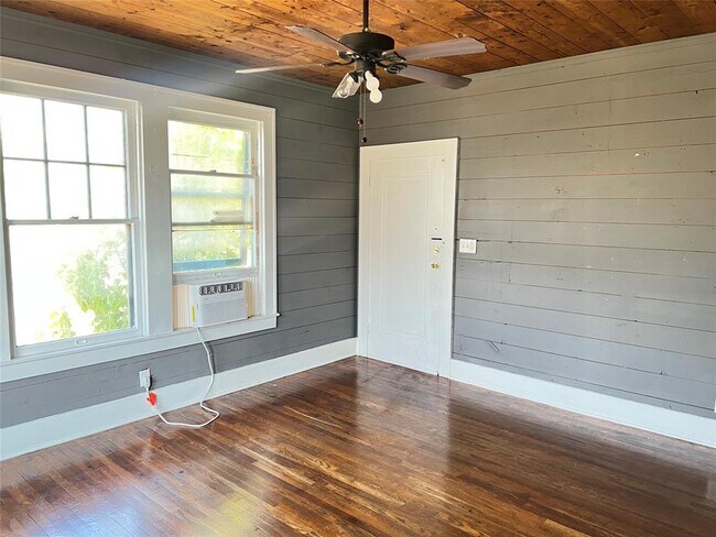 Photo - 703 W 11th St Unit 5