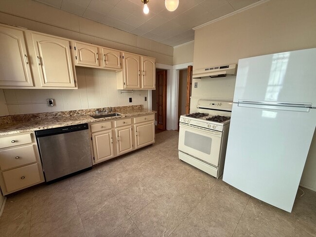 Building Photo - 8 Hastings St Unit 2