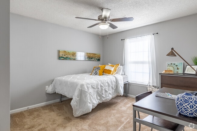 3BR, 3BA - 1256SF (Classic Furnished)