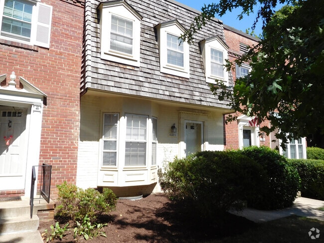 Building Photo - Renovated Townhome in the Heart of Bethesd...