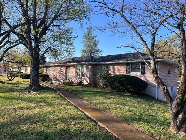 Building Photo - Glengarry Park with Large Yard Rental