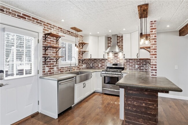 Photo - 456 Surrey Hill Way