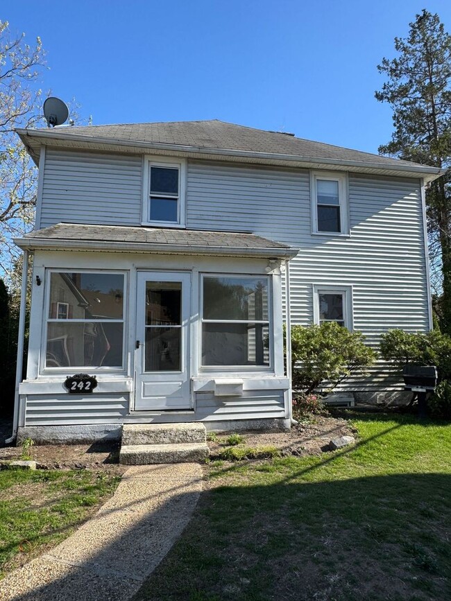 Spacious 3 Bedroom House with 1 bath for R... - Spacious 3 Bedroom House with 1 bath for R...