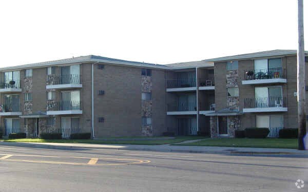 Photo - 1449 State St Apartments