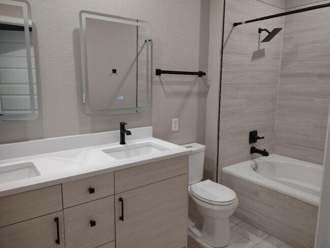 master bath w jacuzzi tub - 8318 S Independence Cir Unit 203