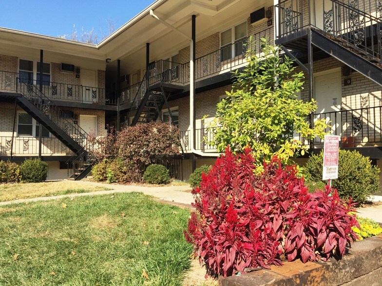 Americana Apartments Off-Campus Housing, Lexington, KY