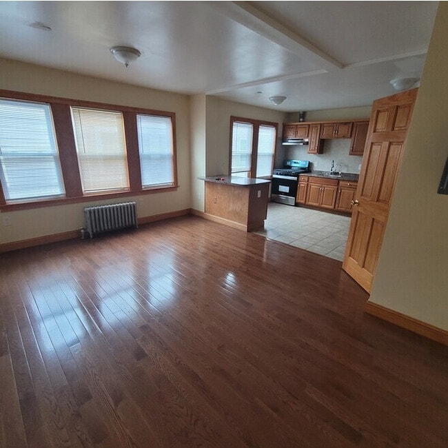 Photo - 742 River St
