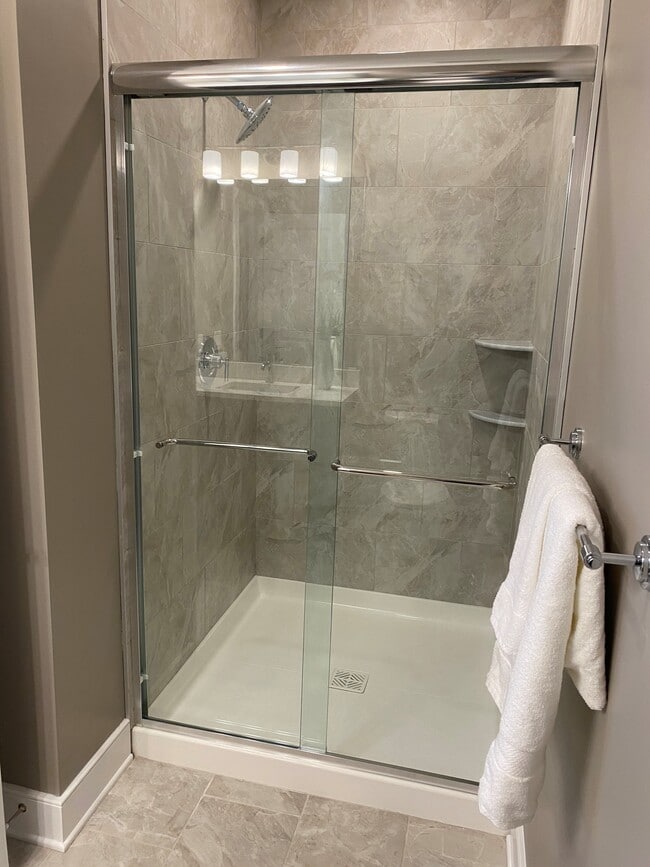 Bright and Airy 2 Bedroom Corner Unit
