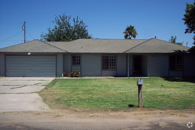 Building Photo - Charming 3 Bed, 2 Bath Home on a large lat...