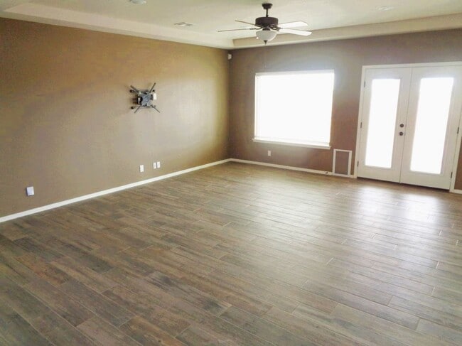 Photo - Exquisite Two Story Horizon Home With Refrigerated Air Situated On Cul De Sac Lot In Quiet Neighb...