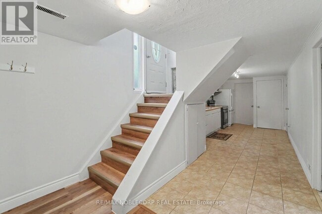 Photo - 3519 Laddie Crescent
