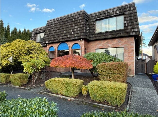 Photo - Charming Retro-Style 2BR in Prime Downtown Location Unit 2