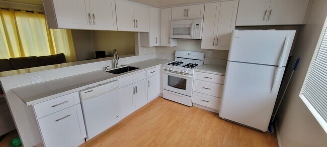 Quartz countertops - 4446 W 136th St Unit 2